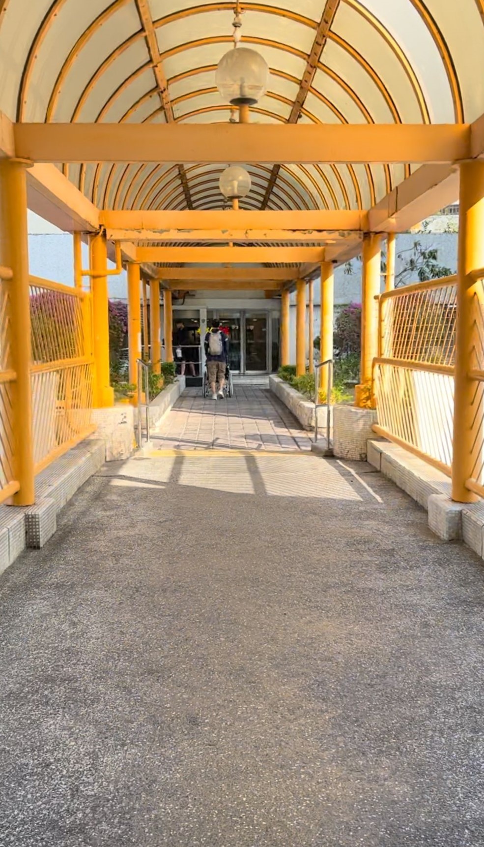 出升降機後，轉左進入平台