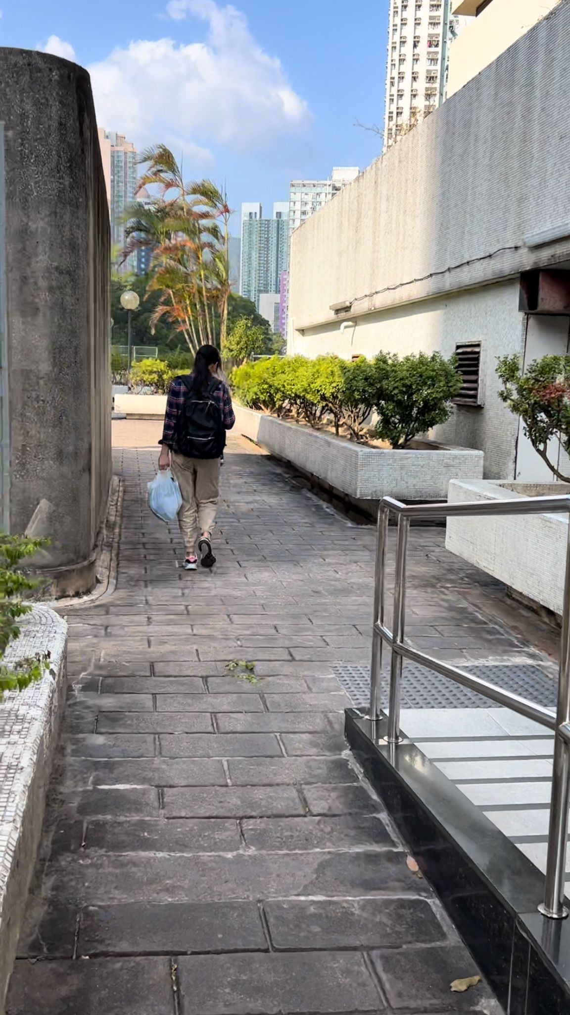 直行，穿過公園，進入停車場平台