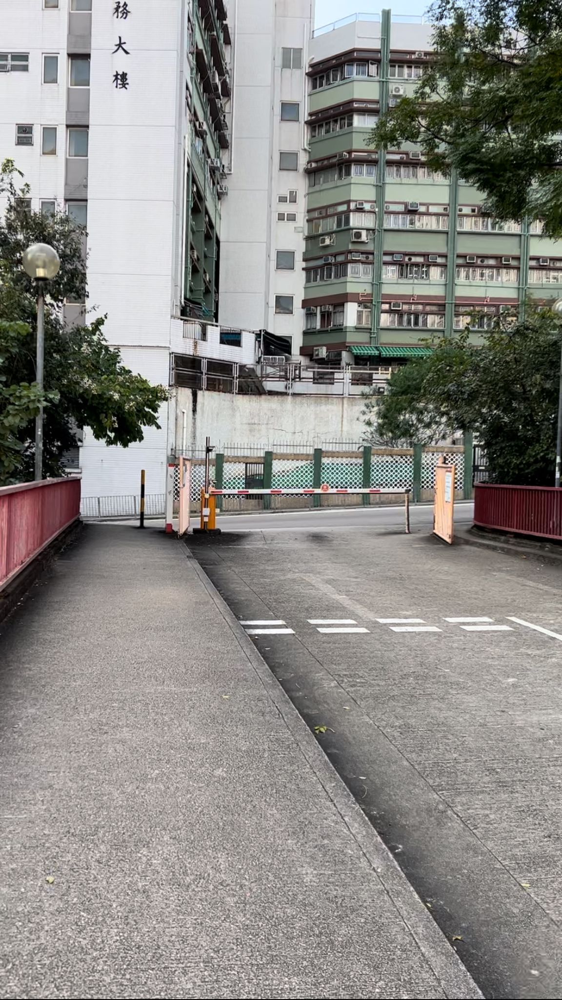 離開停車場平台，轉右