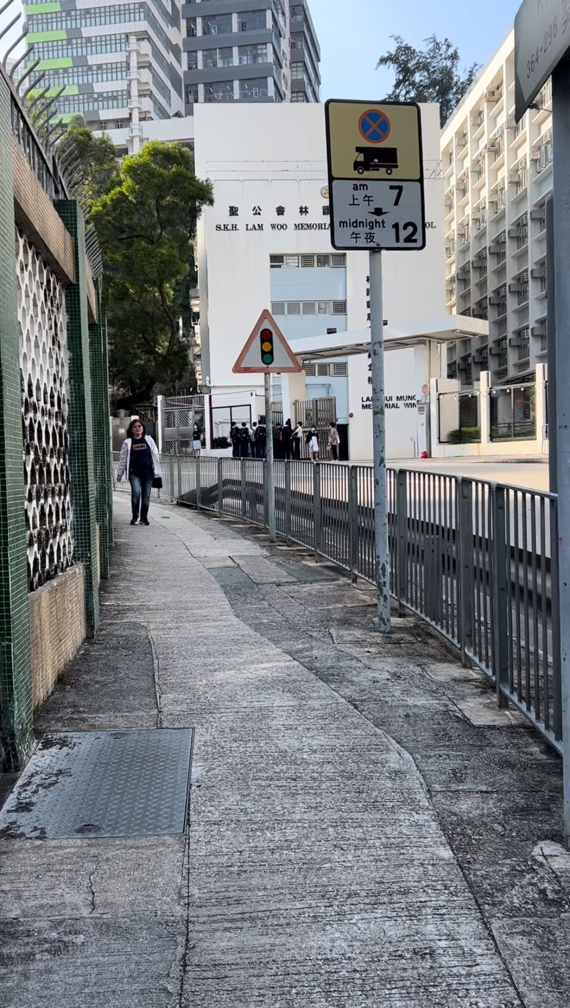 沿著綠白牆前行